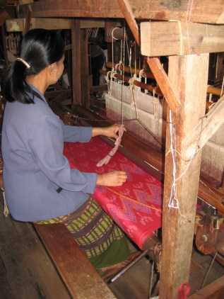 047_weaving silk