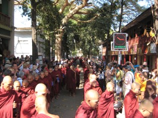 125_monks queueing