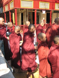 130_monks queueing