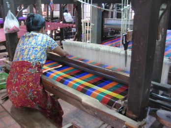 142_silk weavers