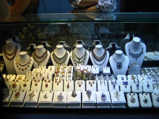 037_Scott market rubies & sapphires