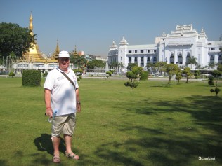 022_gardens_cityhall_Sule pagoda